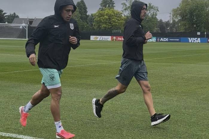 Está fue la primera vez desde que empezó la concentración de Panamá en la que el jugador saltó al césped, ponerse los tacos y empezar a recobrar sensaciones en el césped.