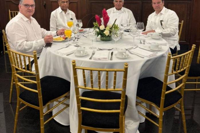 El orador del 2 de noviembre Adolfo Ahumada y el presidente de la República en un desayuno junto a los ministros de la Presidencia y Relaciones Exteriores.