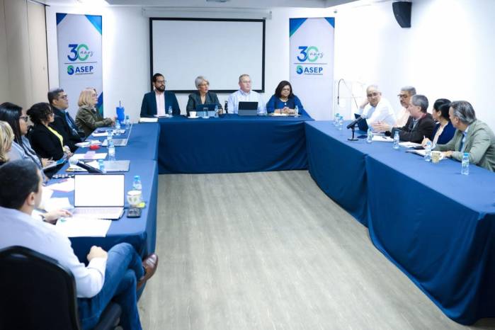 La administradora general de la ASEP, Zelmar Rodríguez Crespo (centro), se reunió con representantes de Naturgy y ENSA para exigir la ejecución de un plan obligatorio de mejoras en el servicio eléctrico y la atención a los usuarios.