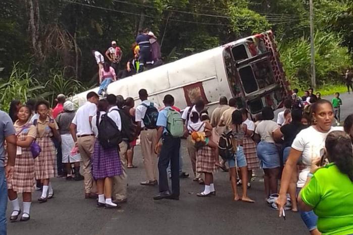 Varios estudiantes resultaron heridos tras el volcamiento del autobús.