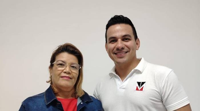 La presidenta de la Fundación Corazones Que Laten, Yadira Roquebert junto a Renato Santa Luce, de Programa Menarini.