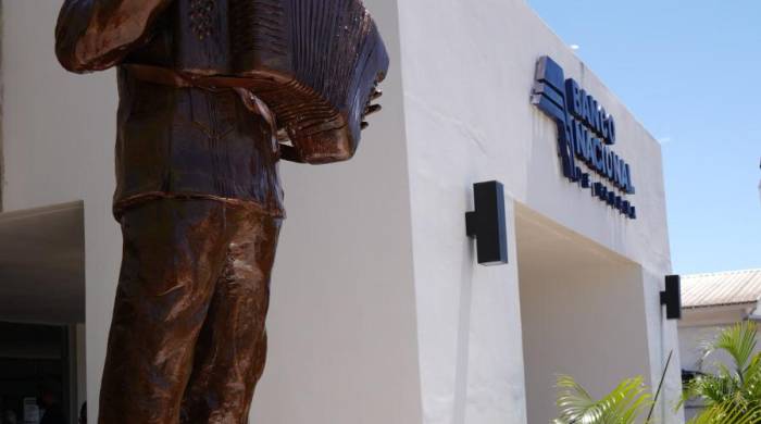 Se develó una estatua de 1.80 metros de alto trabajada en resina y bañada en pintura de cobre, tallada por el reconocido maestro de la plástica panameña Ricaurte Martínez.