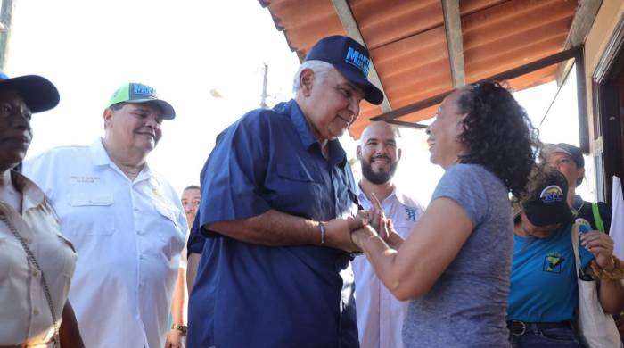 Durante la caminata realizada en Alcalde Díaz, José Raúl Mulino estuvo acompañado del candidato a la alcaldía de Panamá, Sergio “Chello” Gálvez.