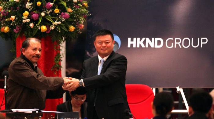 El presidente de Nicaragua, Daniel Ortega (i), con el presidente de la compañía china HK Nicaragua Canal Development Investment Co. Limited (HKND Group), Wang Jing (d), en Managua, Nicaragua.