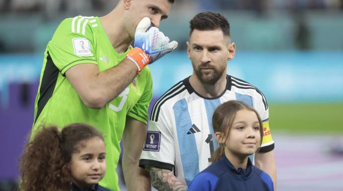 Emiliano Martínez (i) habla con Lionel Messi de Argentina, en una fotografía de archivo. EFE/Juan Ignacio Roncoroni