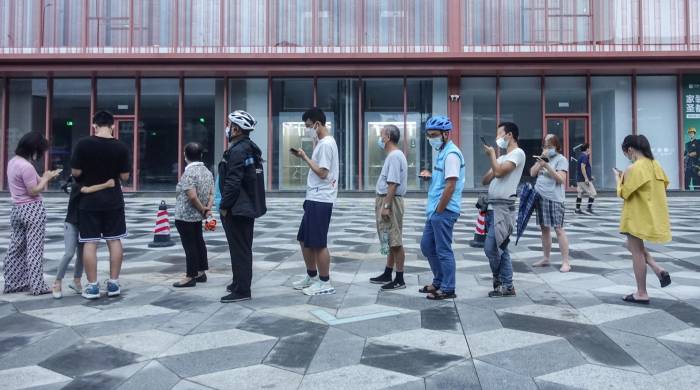 Habitantes de Chengdú hacen fila para una prueba de covid en septiembre de 2022.