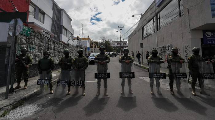 Un escuadrón militar fue registrado este miércoles, 10 de enero, al custodiar una zona de Quito, donde el presidente de Ecuador, Daniel Noboa, ofrecía una entrevista en una estación radial, en medio de actual ola de violencia que afecta al país suramericano.