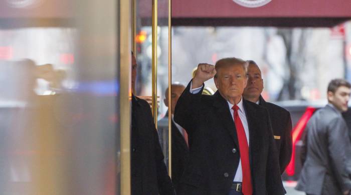 El expresidente de Estados Unidos Donald Trump fue registrado este viernes, 26 de enero, a su salida de la Torre Trump, antes de asistir a la audiencia final del caso de difamación del que le acusa la escritora E. Jean Carroll, en Nueva York.