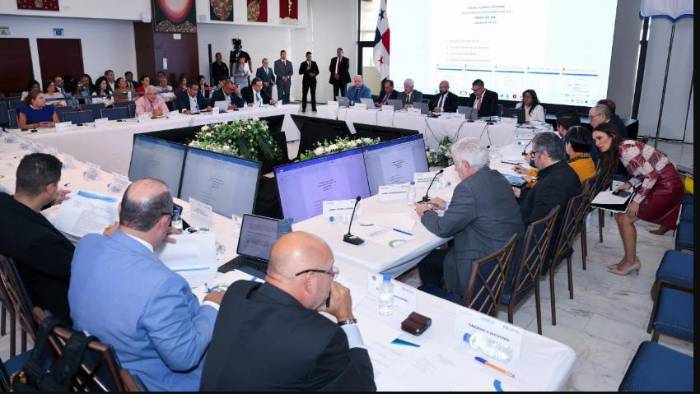 La falta de un reglamento interno y una denuncia del sector empresarial llevaron al Tribunal Electoral a detener la Comisión Nacional de Reformas Electorales.