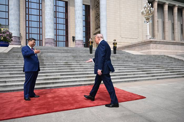 Trump se prepara para estrechar la mano del presidente de China, Xi Jinping, durante una ceremonia de bienvenida en el Gran Salón del Pueblo en Beijing.