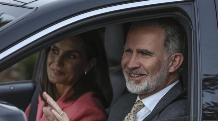 Los reyes Felipe (d) y Letizia saludan tras visitar a la reina Sofía, que permanece ingresada en la clínica Ruber Internacional de Madrid.