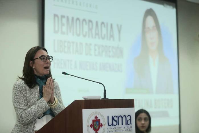 El foro abordó los retos de la democracia y la libertad de expresión.