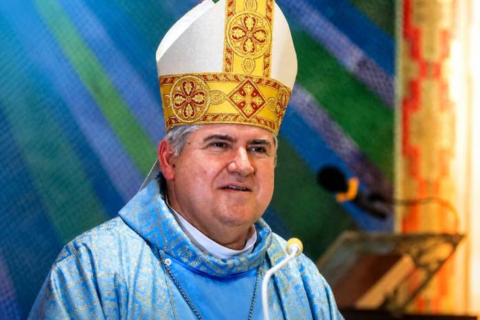 Campos Salas, nació en Puntarenas, Costa Rica, el 14 de marzo de 1966 y fue ordenado sacerdote en 1994.
