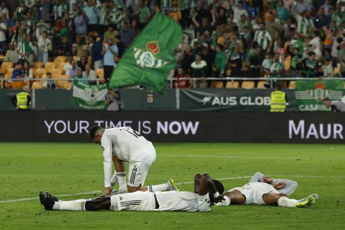 Los jugadores del Real Madrid tras encajar el gol que ha significado el empate final del encuentro.