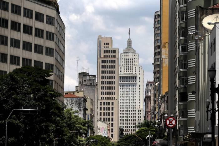Fotografía de archivo del 22 de enero de 2018 del emblemático edifico Banespa (c-d) en Sao Paulo.
