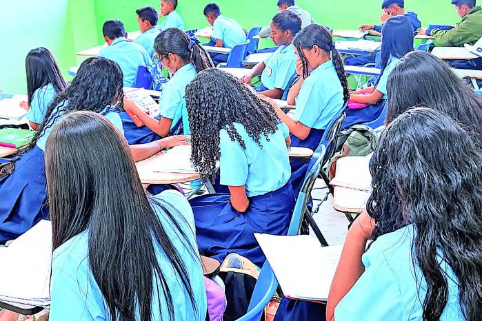De los 90 gabinetes que Meduca proyectó abrir en dos años según su plan quinquenal, solo ha inaugurado 54. La falta de cobertura ha creado brechas en atención emocional escolar. Imagen mejorada con IA.