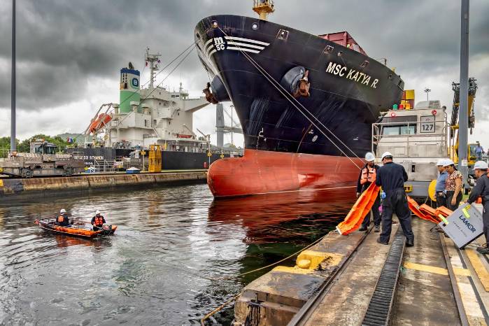 El buque MSC Katya R., con bandera de Liberia, permanecía en la recámara de la esclusa, mientras se hacían las labores.