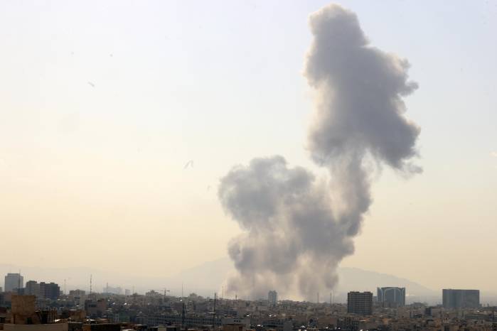 Una columna de humo se eleva en el centro de Teherán tras el ataque de Israel, 28 de febrero de 2026. Israel lanzó un ataque a Irán el 28 de febrero