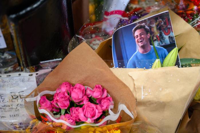 Imagen de archivo de una ofrenda floral al actor Matthew Perry.