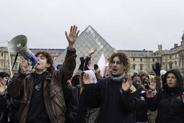 Los manifestantes franceses bloquearon ayer la entrada del Museo del Louvre, en París (Francia).