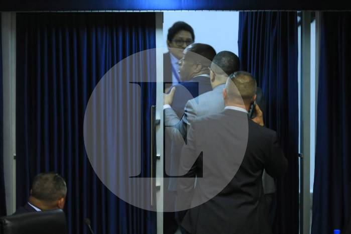 En medio de la pelea, ingresó al Chanchore el diputado presidente de la Asamblea Nacional, Jorge Herrera.