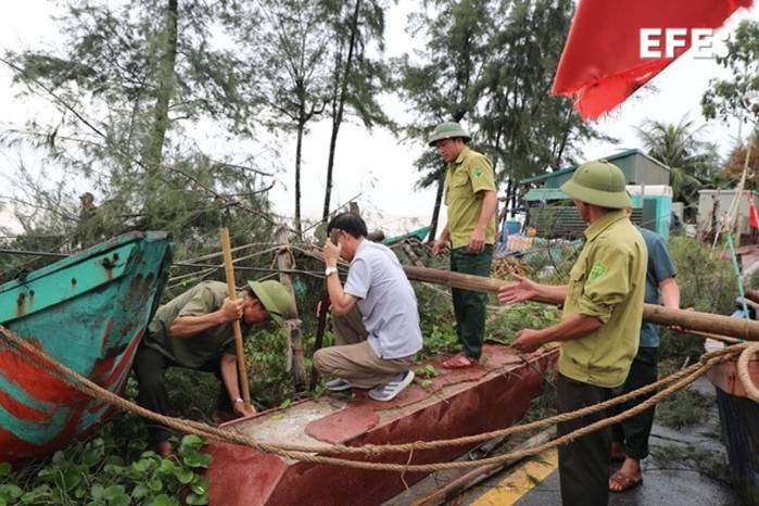 Habitantes de Thanh Hoa intentan poner sus embarcaciones a salvo ante la llegada a Vietnam del tifón Kajiki.