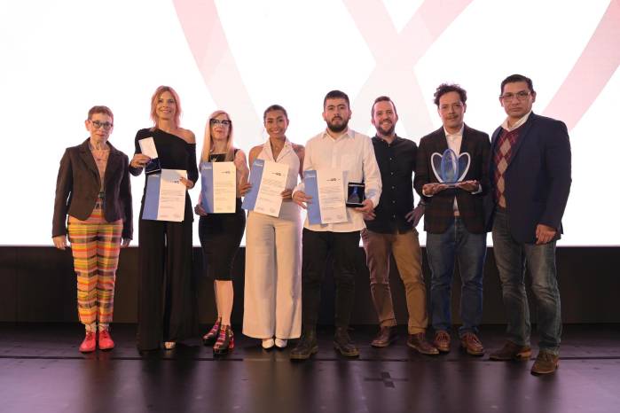 Fotografía cedida por Roche que muestra, de izquierda a derecha, a la jurado Nora Bär junto a los finalistas de la categoría Cobertura del Premio Roche 2025: Mariana Carbajal (Argentina), Ingrid Beck (Argentina), Dayana Herrera Valbuena (Colombia) y José Vargas (Colombia); y al equipo ganador, representado por Carlos Carabaña (España), Paul Ramírez (México) y Enrique de la Mora (México), durante la ceremonia de premiación en Ciudad de México