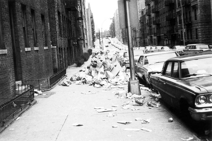 La Huelga de Saneamiento de 1968 en Nueva York condujo a reemplazar los cubos de basura por bolsas de plástico en la acera, un cambio que, con el tiempo, se ha convertido en un problema sanitario mayor.
