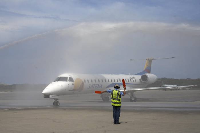 Un avión de Satena Airlines que cubre la ruta Bogotá-Caracas.