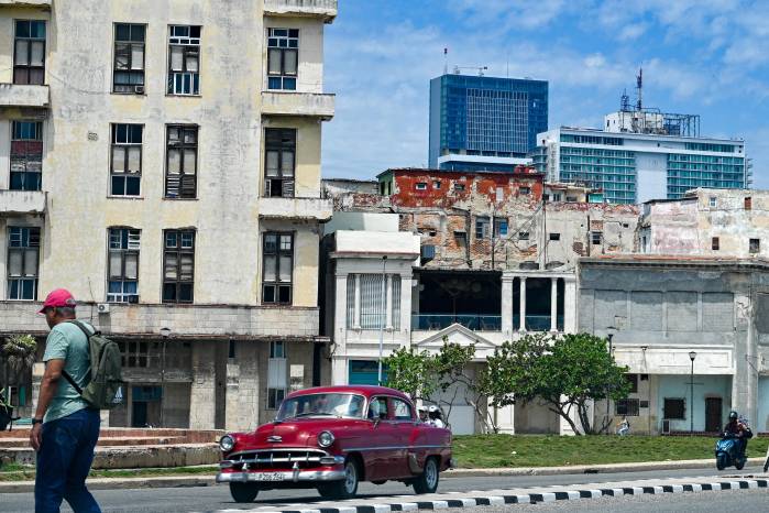 Las sanciones estadounidenses han acelerado la retirada de empresas extranjeras y limitado el acceso de Cuba a servicios financieros internacionales.