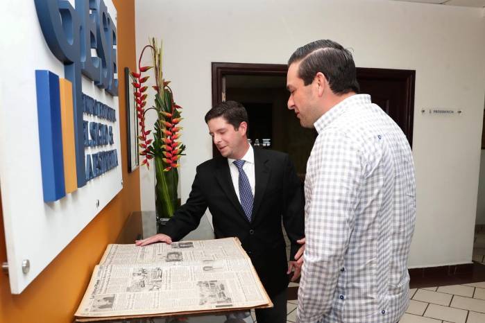 El embajador de Estados Unidos realizó su primera visita a un diario impreso en el grupo editorial GESE.