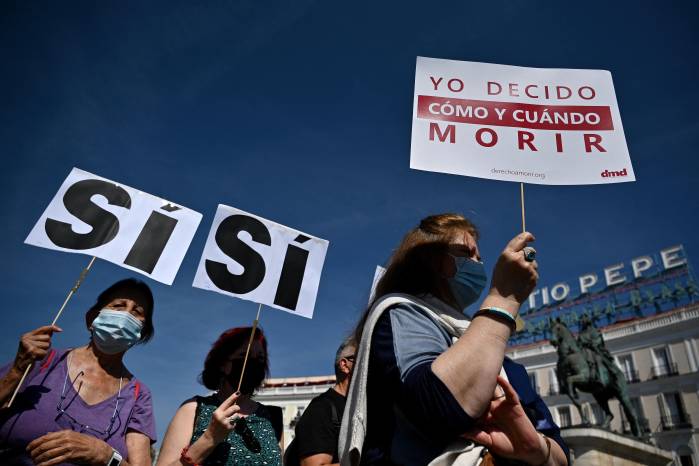 Miembros del grupo “Derecho a una Muerte Digna” participan en una manifestación en apoyo a la nueva Ley de Eutanasia en la Puerta del Sol de Madrid, el 25 de junio de 2021.