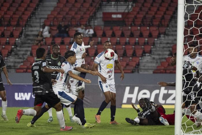 Instantes del partido entre el Veraguas United y el Alianza.