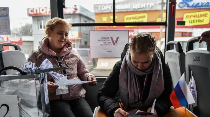 La población local emitió sus votos en la mesa electoral móvil del autobús durante las elecciones presidenciales en Donetsk, parte de Ucrania controlada por Rusia, el 16 de marzo de 2024. EFE/EPA/STRINGER