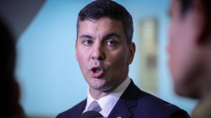 Fotografía de archivo en la que se registró al presidente de Paraguay, Santiago Peña, al atender a la prensa, en Montevideo (Uruguay).