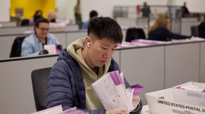 Un trabajador verifica las papeletas electorales en el Nuevo Centro de Procesamiento en 'City of Industry', California.