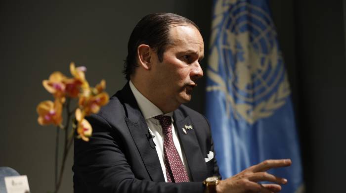 El ministro de Relaciones Exteriores de Panamá, Javier Martínez-Acha, habla en una entrevista con EFE el jueves 14 de noviembre en Cuenca.