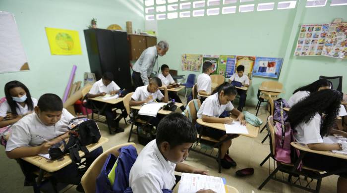 Fotografía de archivo que muestra estudiantes mientras asisten a clase en la escuela bilingüe Severino hernandez, en Ciudad de Panamá (Panamá).