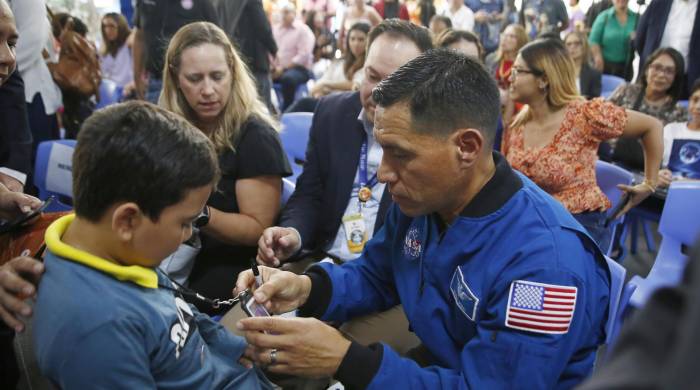 El astronauta estadounidense de origen salvadoreño Frank Rubio comparte con niños en el museo Tin Marín, este viernes en San Salvador.