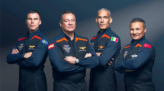 Fotografía cedida por Axiom Space donde aparecen los astronautas de la misión Ax-3, el hispano-estadounidense Michael López-Alegría (2-i), que será el comandante de la misión; el italiano Walter Villadei (2-d), quien será el piloto, el sueco Marcus Wandt (i), y el turco Alper Gezeravci (d).