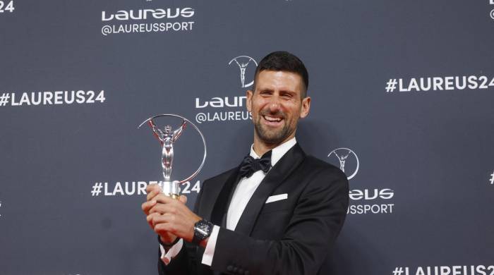 El tenista serbio Novak Djokovic posa con el premio a mejor deportista masculino del año durante la gala de entrega de los Premios Laureus 2024, este lunes en el Palacio Cibeles de Madrid. EFE/ Juanjo Martín