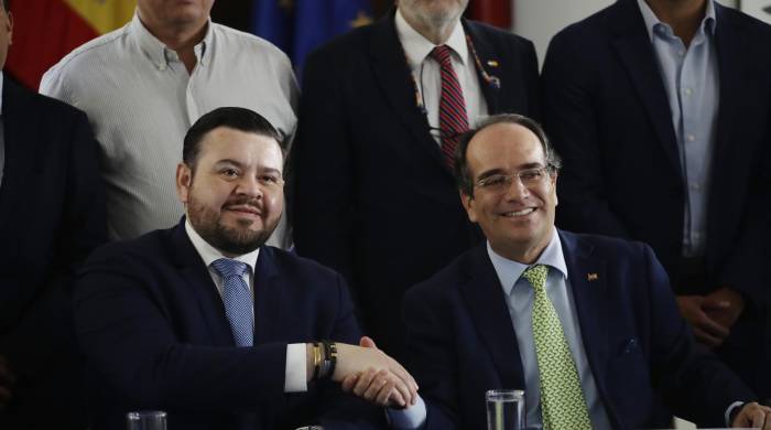 El embajador de España en El Salvador, Carlos de la Morena Casado (d), y el comisionado presidencial de Proyectos Estratégicos de El Salvador, Cristian Flores (i).