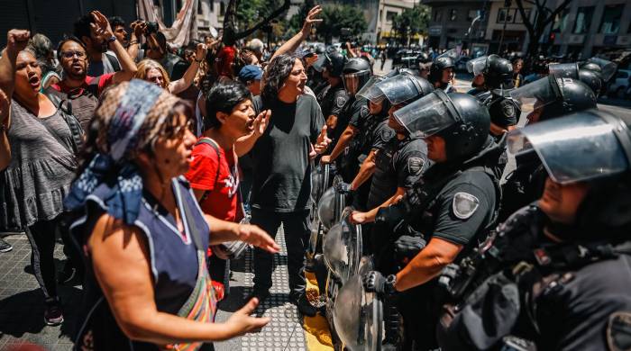 Integrantes de la policía vigilan durante una movilización contra el gobierno del presidente de Argentina Javier Milei en Buenos Aires (Argentina).