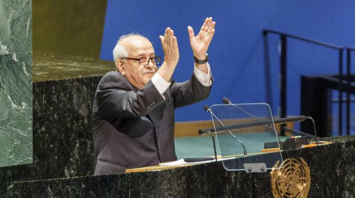 El Observador Permanente de Palestina ante las Naciones Unidas, Riyad Mansour, aplaude en reacción a la multitud que también aplaude después de su discurso ante la Asamblea General de las Naciones Unidas.