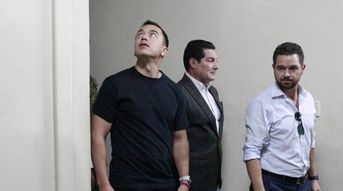 El presidente de Ecuador, Daniel Noboa, visita las instalaciones del canal TC Televisión, que el martes pasado fue asaltado por un comando fuertemente armado durante una transmisión en vivo y tomó por rehenes a los trabajadores del medio, hoy, en Guayaquil (Ecuador).