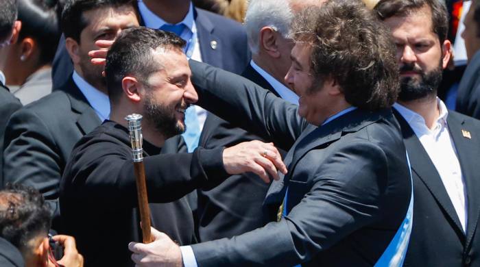 El presidente electo de Argentina Javier Milei (der.) saluda al presidenta de Ucrania, Volodímir Zelenski, hoy luego de juramentar como nuevo presidente en el Congreso de la Nación en Buenos Aires (Argentina).