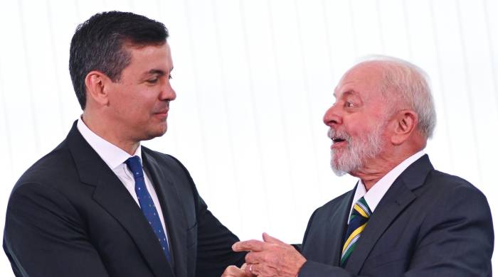 El presidente de Brasil, Luiz Inácio Lula da Silva (d), recibe a su homólogo de Paraguay, Santiago Peña (d), heste 15 de enerode 2024.