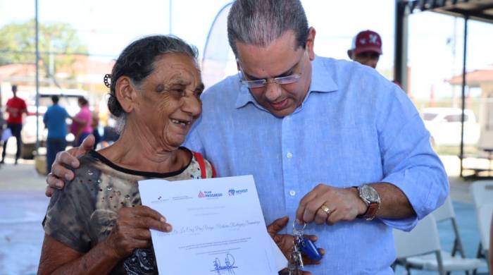 El titular del Miviot, Rogelio Paredes, entrega las llaves de una nueva residencia a una beneficiaria.
