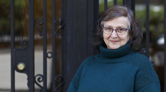 La escritora argentina, Clara Obligado, posa durante la presentación este jueves en Barcelona de su libro de cuentos 'Tres maneras de decir adiós'.