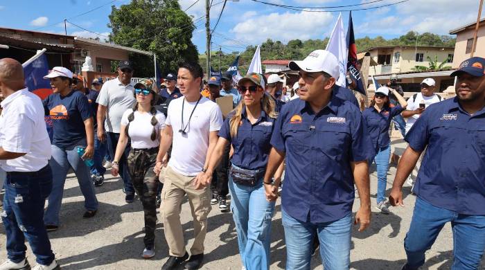 Lombana durante un recorrido este domingo en la provincia de Colón, junto al candidato a la vicepresidencia Michael Chen.